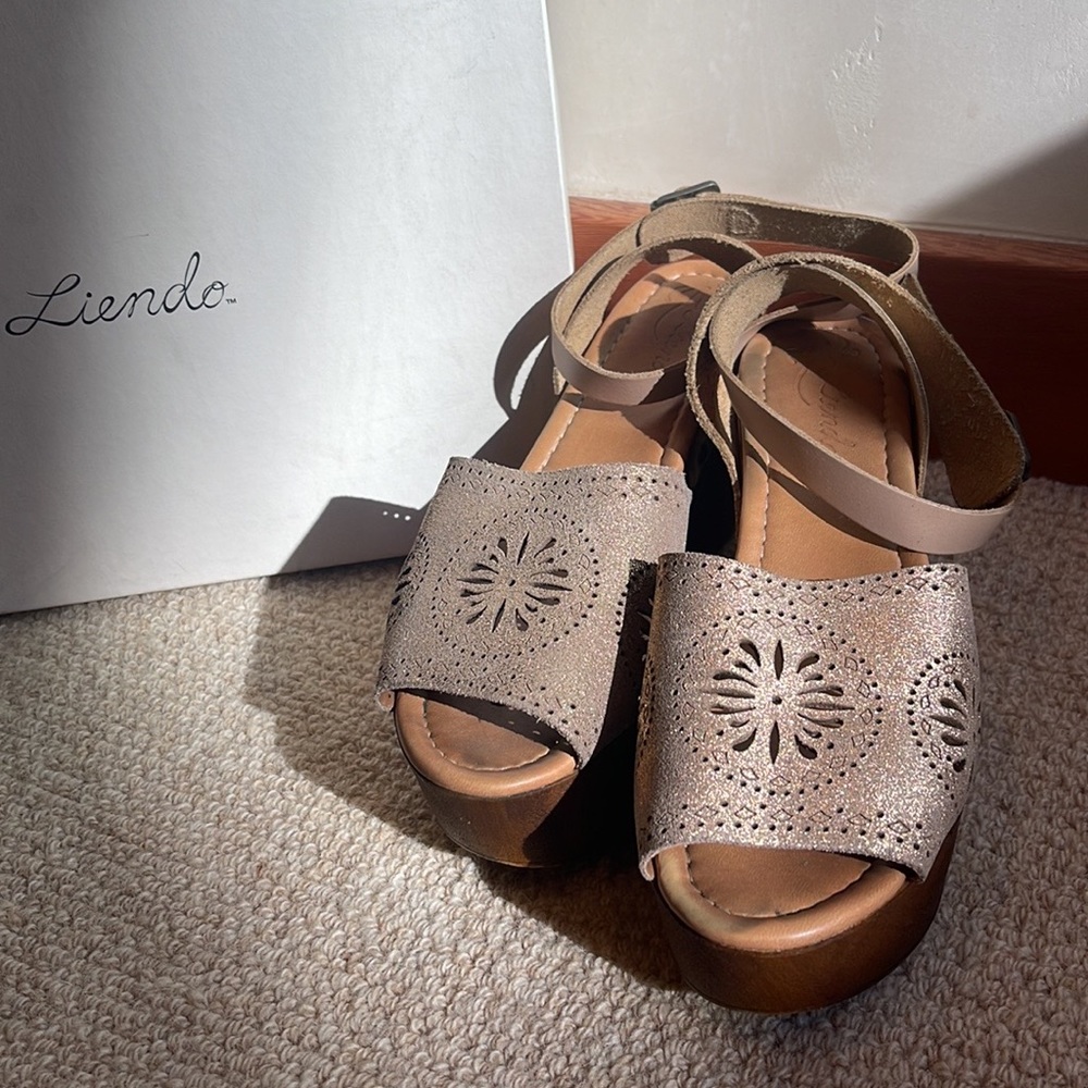 Liendo, rose gold metallic platform. Size 6.